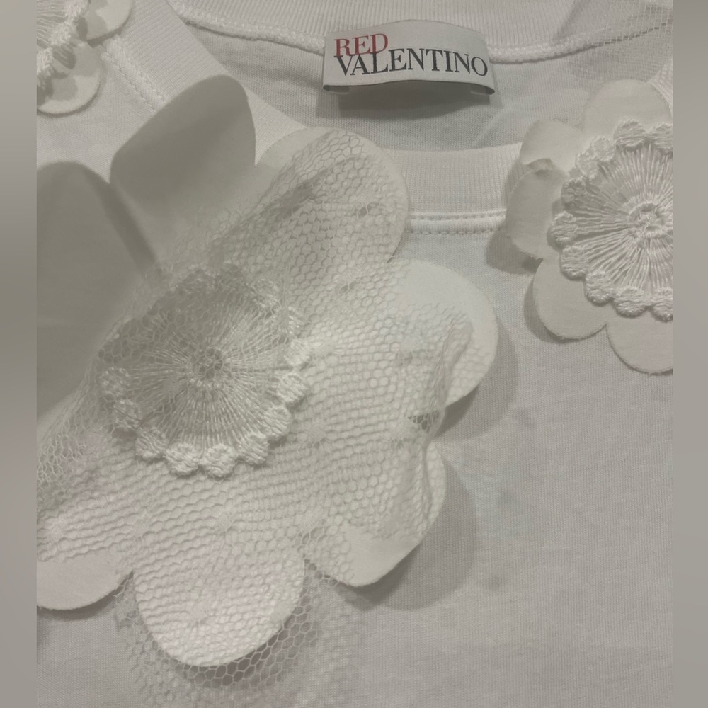 RED VALENTINO
Flower-patch T-shirt In White - Picture 6 of 7